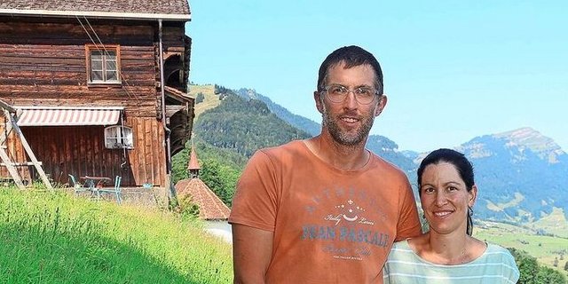 Ruth und Ruedi Schelbert geniessen auf ihrem Biohof nicht nur die herrliche Aussicht, sondern auch den Austausch mit ihren Feriengästen. 