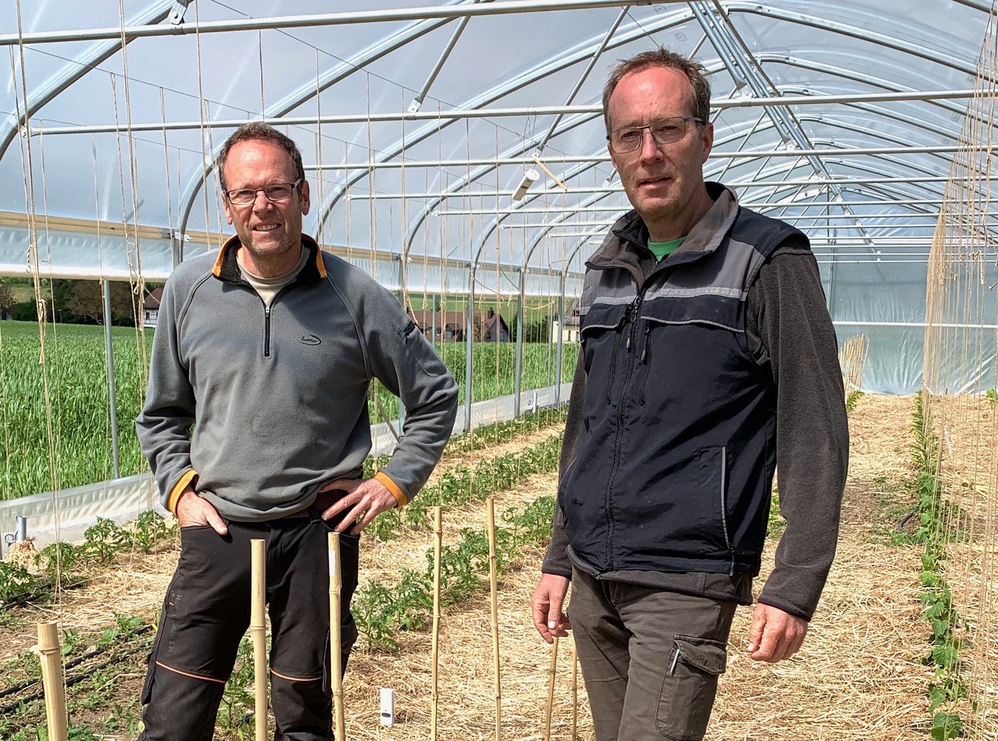 Markus (l.) und Jürg Weber betreiben ihren Hof nach den Prinzipien der Regenerativen Landwirtschaft. (Bilder Ruth Bossert)