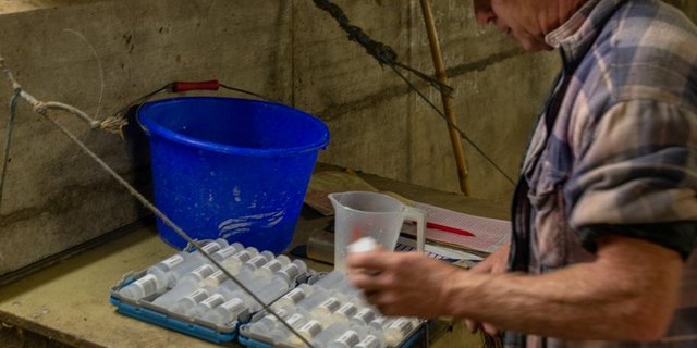 Der Gefrierpunkt wird routinemässig aus den monatlichen Milchproben ermittelt. Nun steht er unter Beschuss, nicht zum ersten Mal. (Bild BauZ)