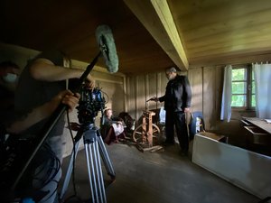 Was wurde der jungen Dienstmagd Luisa angetan? Welche Rolle spielt sie im Mord an Pfarrer Scherrer? Das will Landjäger Jost (Dominik Gysin) herausfinden. (Bilder Jeanne Woodtli)