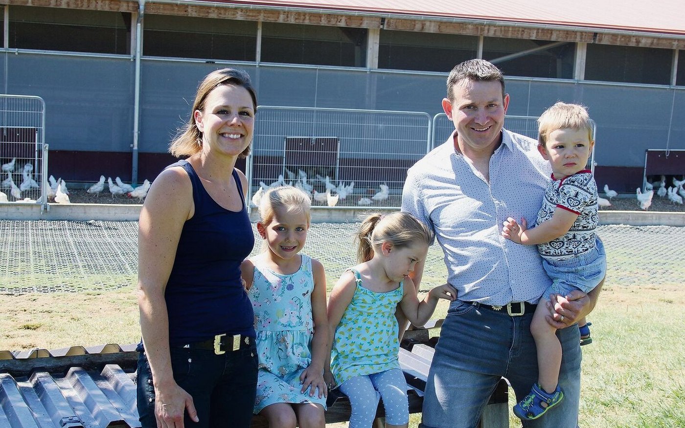 Gastgeber auf dem Geflügelhof war die Familie Goldinger: Ehefrau Denise, Timea, Ilona, Hansjörg Goldinger mit Jano (v. l.).