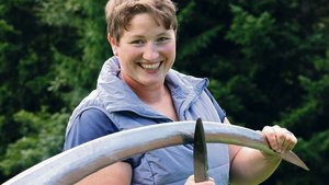 Iris Aebli und ihre Iris Aebli und ihre Sägesse: Das Blatt ist 1,25 Meter breit, damit mäht sie 2,60-Meter-Bahnen. Das Schärfen ist Chefinnensache.