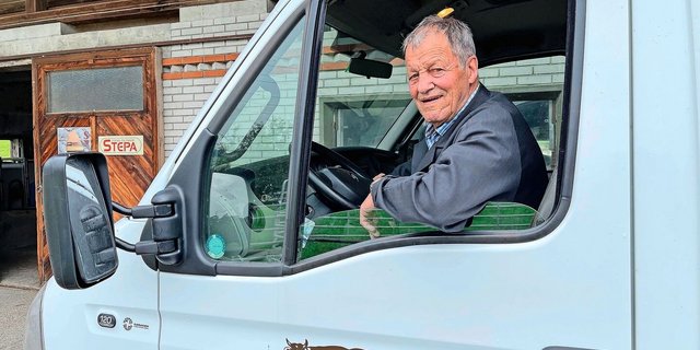 Ein halbes Jahrhundert unterwegs in Obwalden, Nidwalden und Uri: Viehhändler Willy Zumstein in seinem Viehtransporter.