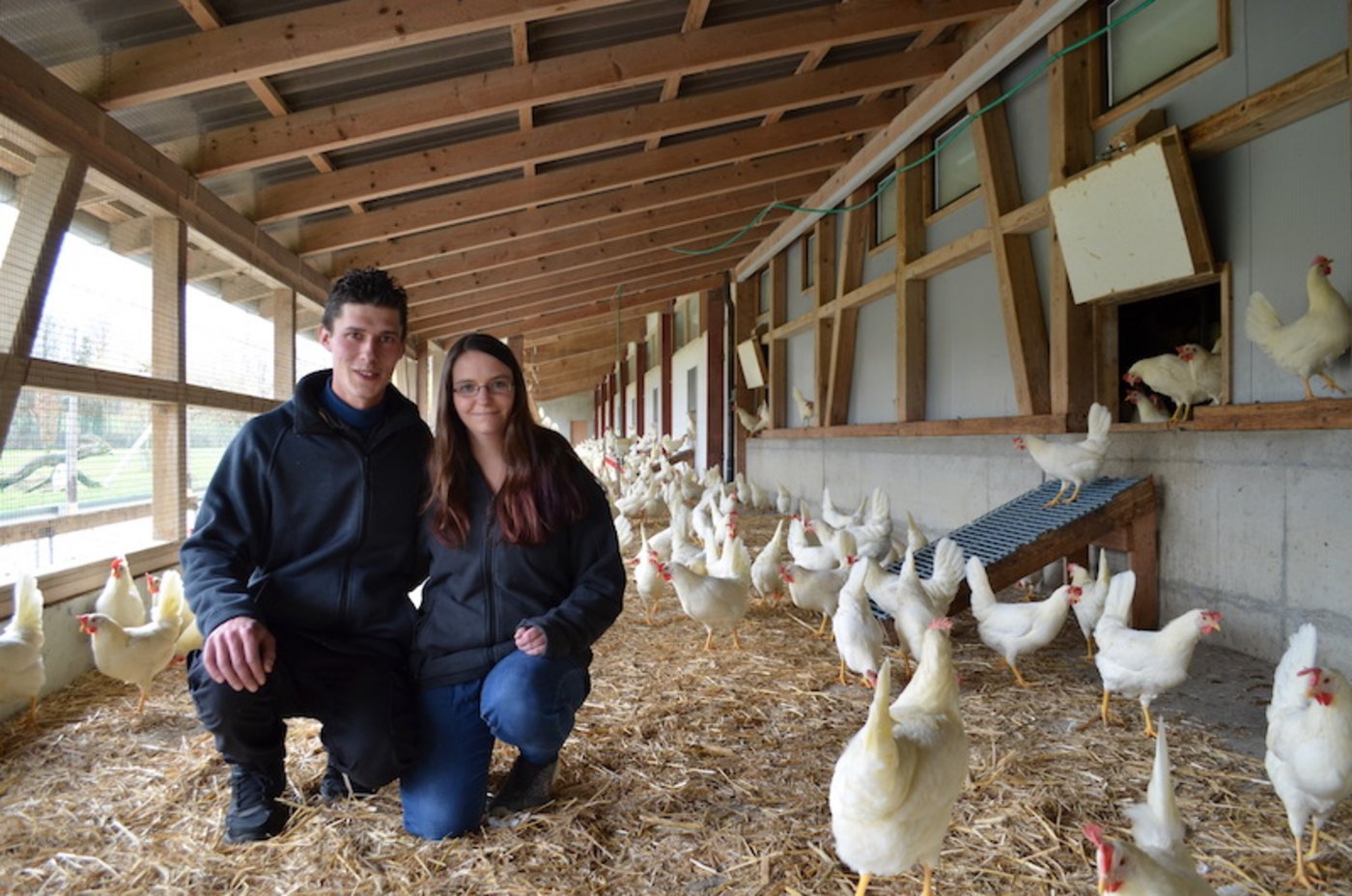 Silvan Ruthishauser und Jasmine Widmer. Den Eierproduzenten bereiten die bevorstehenden Initiativen Sorgen. (Bilder Daniel Thür)
