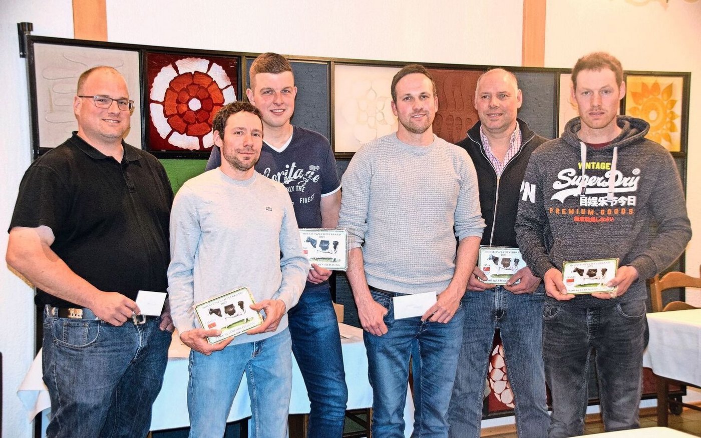 Die Züchter der 100 000er-Kühe: Der Präsident Christian Walker (2. v. l.) und der Geschäftsführer Manuel Ender (4. v. l.) durften auch eine Plakette entgegennehmen.