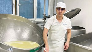 Mozzarella-Herstellu Mozzarella-Herstellung ist hier Handarbeit: Roberto De Matteis entnimmt dem Bottich den Käsebruch, um ihn anschliessend zu rühren, zu kneten und auseinander zu ziehen.