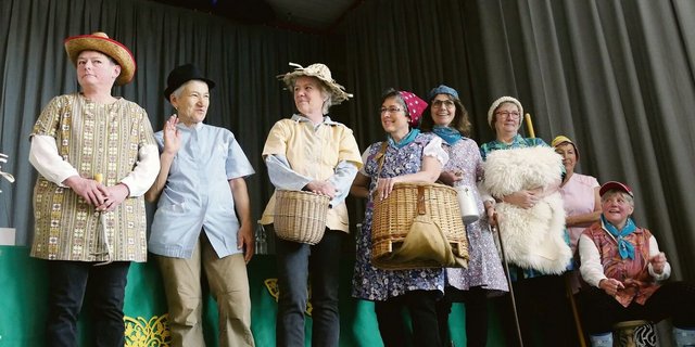 «Wir sind vielfältig»: Die Landfrauen verkleideten sich als Bäuerinnen verschiedenster Art.