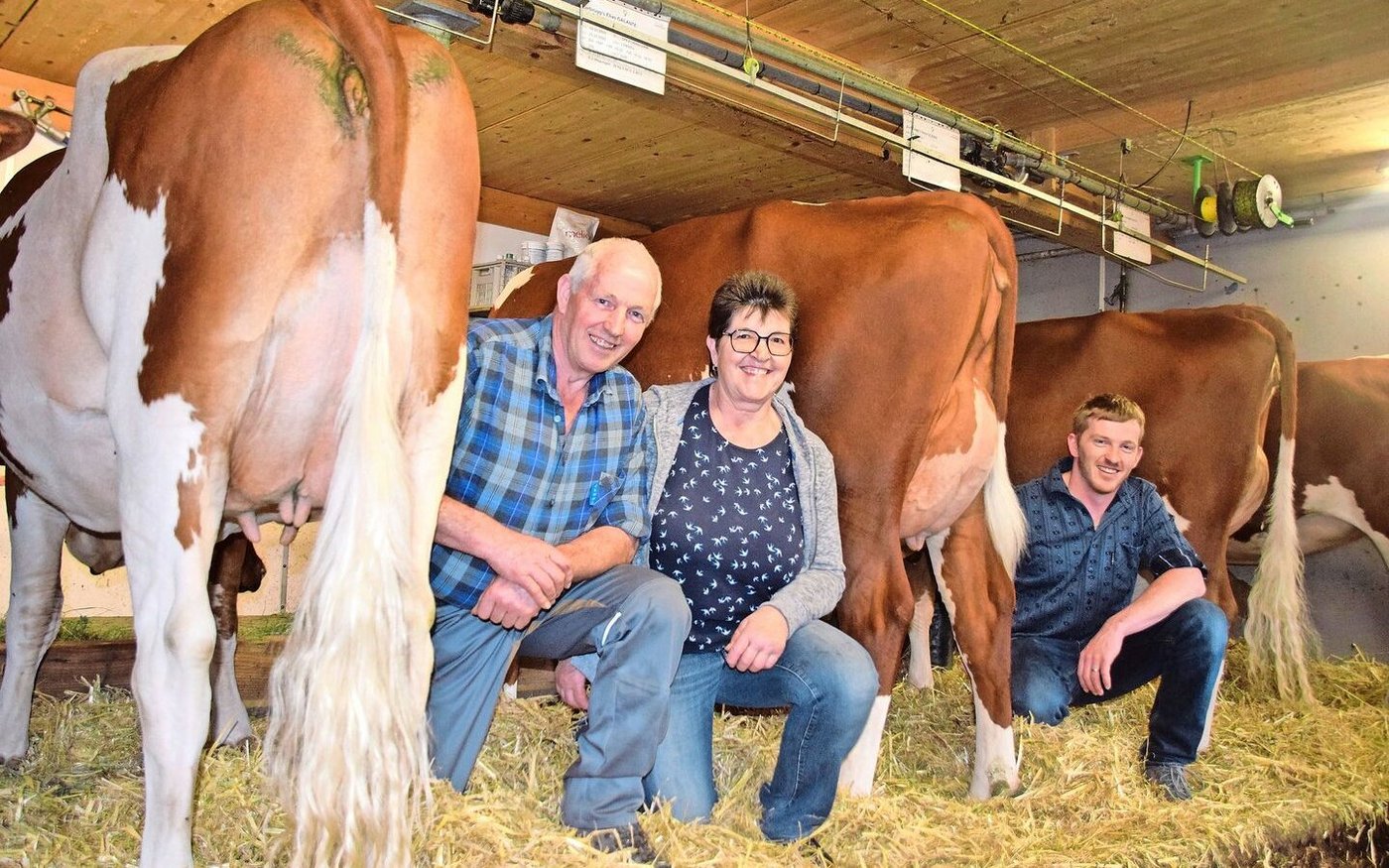 Fritz und Heidi Zurbrügg mit Sohn Martin sind passionierte Swiss-Fleckvieh-Züchter. Im Stall steht bei ihnen mehr als eine Schönheit.