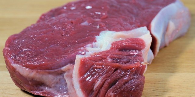 Hintergrund der Diskussionen ist die Forderung nach einer Deklarationspflicht für Koscher- und Halalfleisch. (Symbolbild Pixabay)