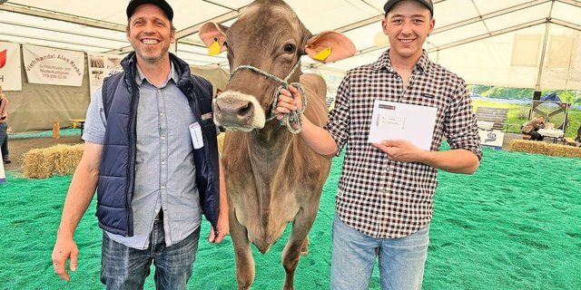 Miss Genetik: OK-Präsident Thomas Aregger (links) überreichte Annens BS Huge Sg Shanaya mit einem GZW von 1322 aus dem Stall von Franz Annen die Auszeichnung.