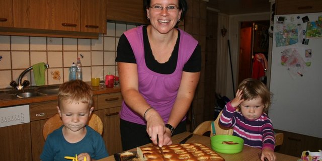 Christine Stark-Camenzind verbringt so viel Zeit wie möglich mit ihren drei Kindern. Hier auf dem Bild mit Mirco und Angelina, es fehlt Melinda. (Bild: Vreni Peterer)