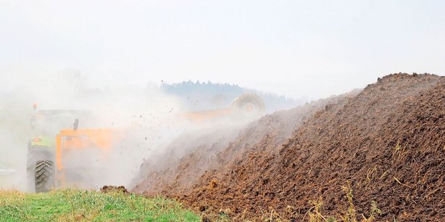 Feldrandmieten werden maschinell gewendet. Man kann Mist aber auch auf dem Hofplatz rotten lassen.