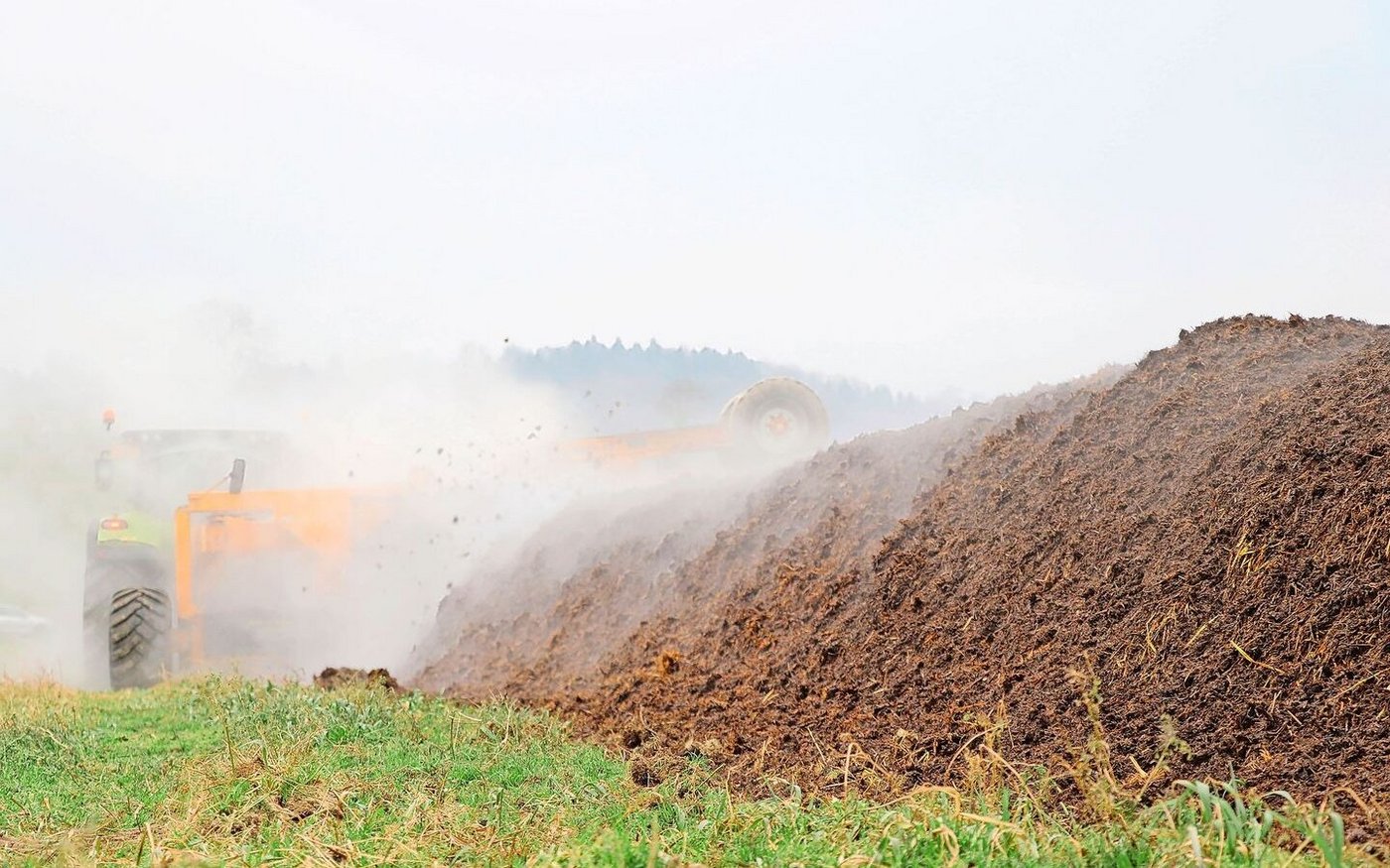 Feldrandmieten werden maschinell gewendet. Man kann Mist aber auch auf dem Hofplatz rotten lassen.