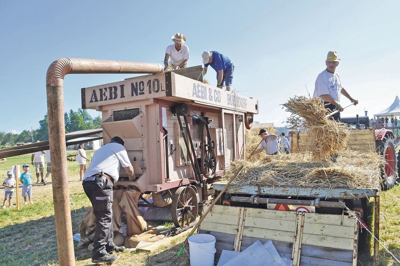 Die Freunde alter Landmaschinen Aargau beim Dreschen am Oldtimertreffen in Möriken. Tausende von Besuchern verweilten auf dem Acker.