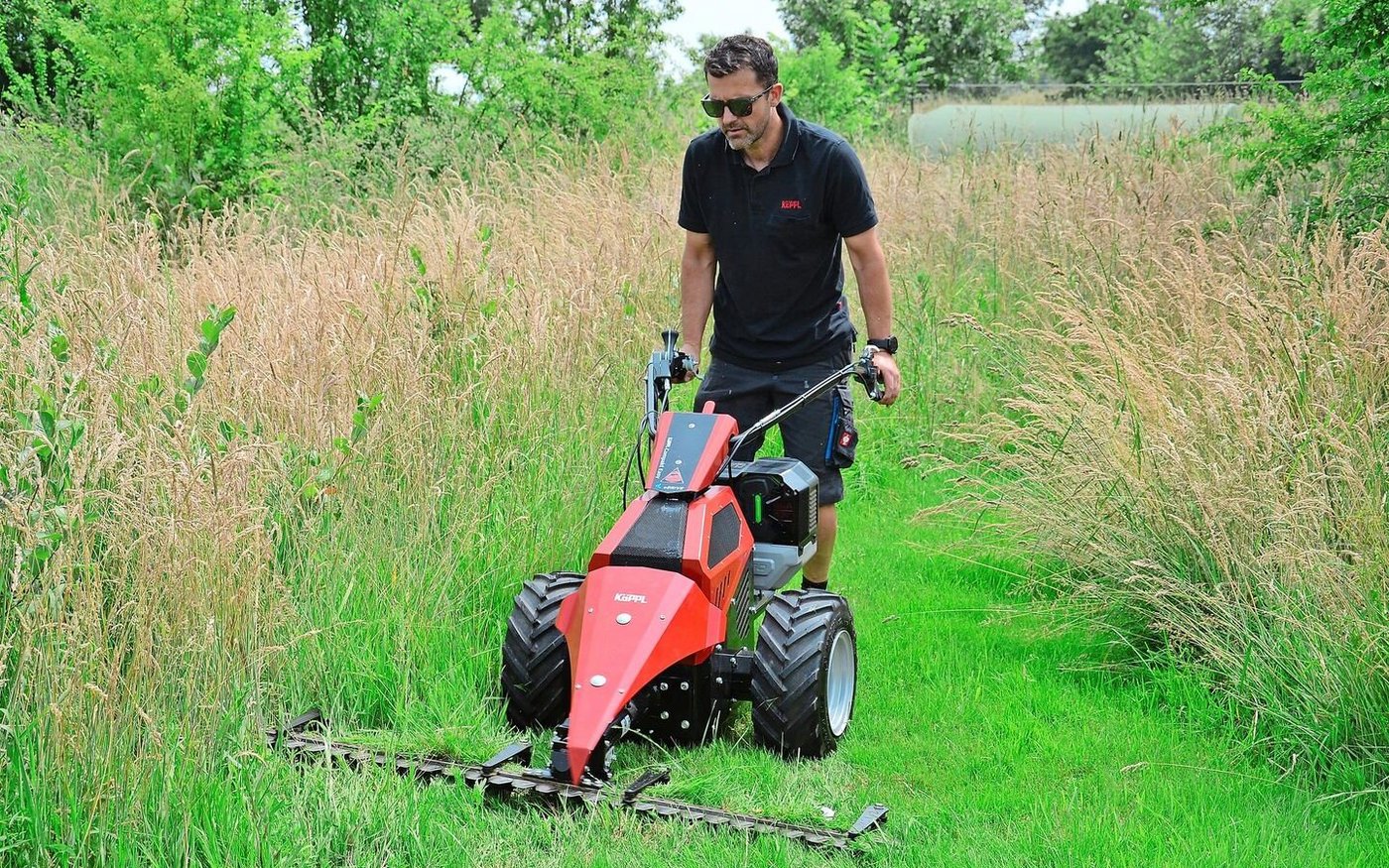 Der Köppl Compakt Easy e-Drive mäht hier mit einem 1,62 m-Messerbalken. Matthias Seiler schneidet damit nah an die Wildfruchtsträucher heran.