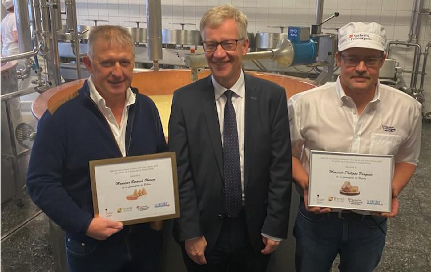 Die prämierten Käser mit dem Präsidenten des Freiburger Staatsrats: Bernard Oberson (links), Jean-Pierre Siggen und Philippe Pasquier (rechts). (Bild zVg)