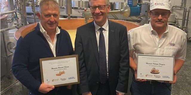 Die prämierten Käser mit dem Präsidenten des Freiburger Staatsrats: Bernard Oberson (links), Jean-Pierre Siggen und Philippe Pasquier (rechts). (Bild zVg)