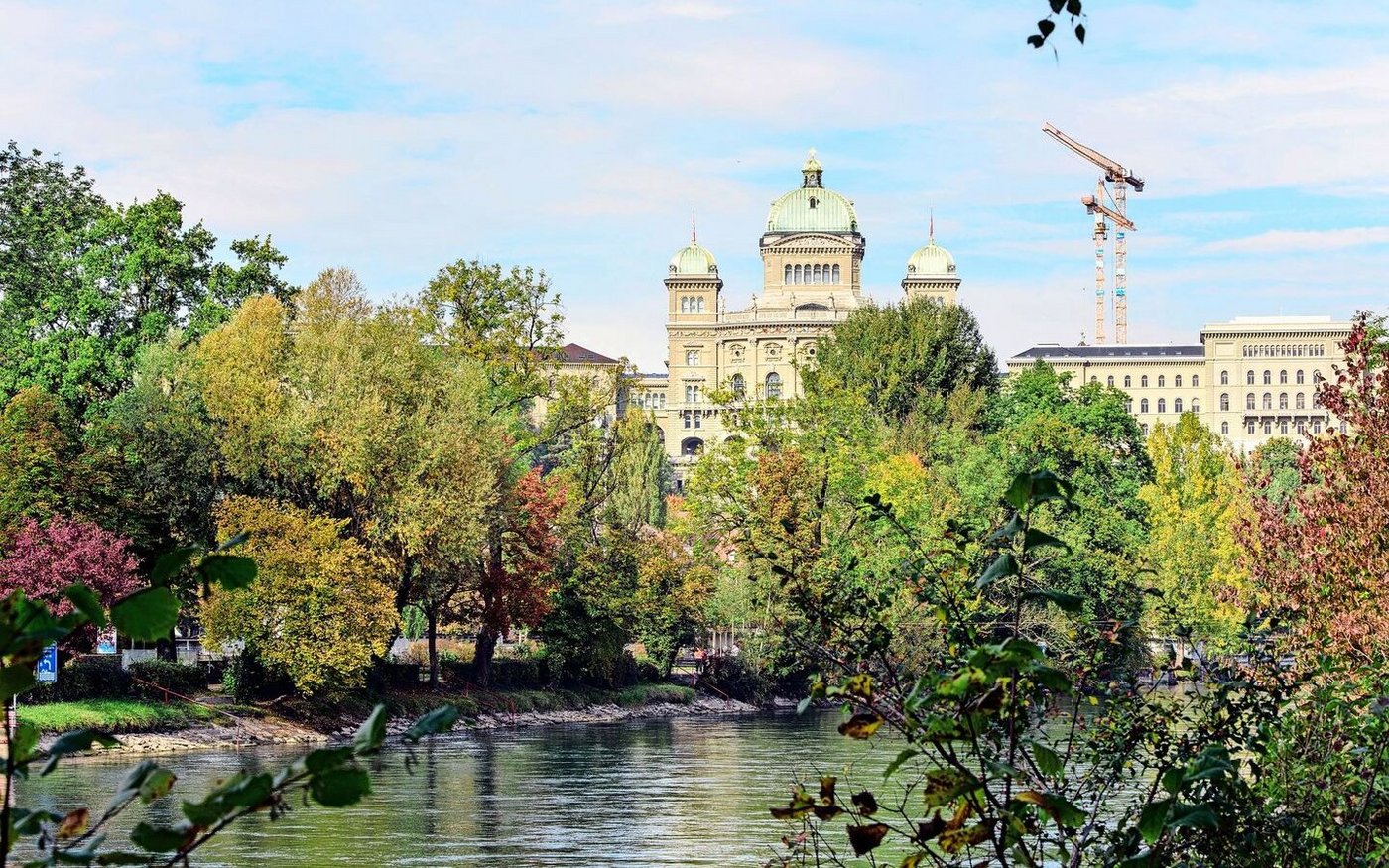 PFAS befinden sich praktisch überall in der Umwelt.  Auch in Gewässern wie der Aare, auf die Bundesbern einen guten Ausblick hat. Zu verschiedenen Lebensmitteln läuft eine Messkampagne. 