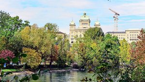 PFAS befinden sich praktisch überall in der Umwelt.  Auch in Gewässern wie der Aare, auf die Bundesbern einen guten Ausblick hat. Zu verschiedenen Lebensmitteln läuft eine Messkampagne. 