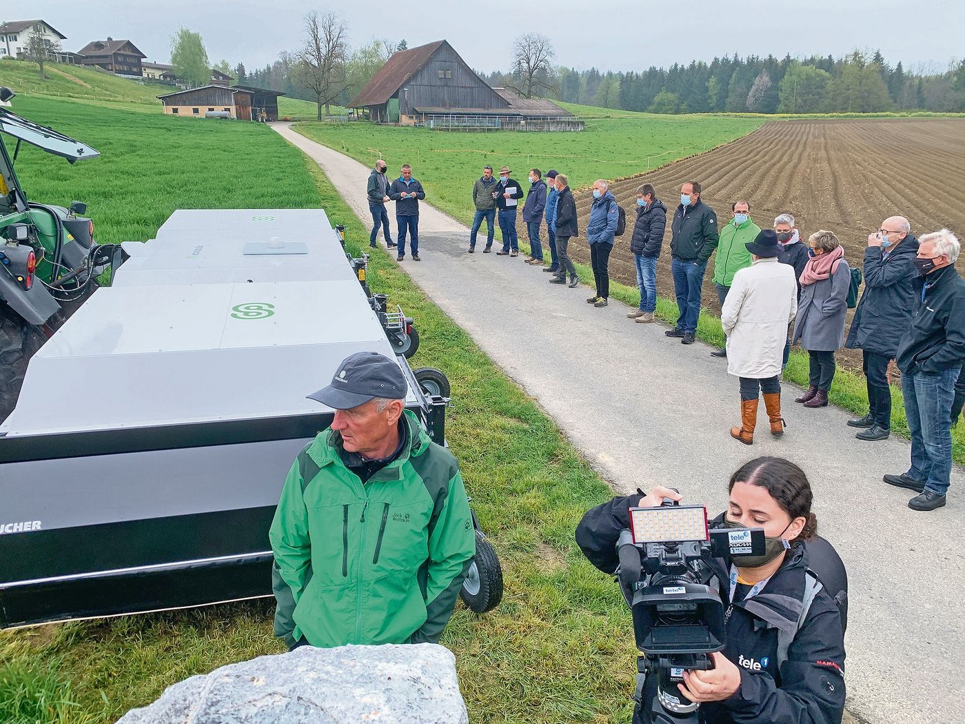 Vorführung des Präzisionssprayers der Firma Ecorobotix beim Lohnunternehmen Estermann AG in Eschenbach für Politiker und Medienleute. Mit dem Gerät können 90 Prozent Spritzmittel eingespart werden.(Bild Josef Scherer)