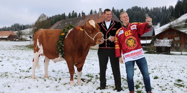 Das Selfie: Harri Pesonen, Weltmeister in Diensten der SCL Tigers, verewigt sich mit Bernhard Wüthrich und Muni. (Bilder zVg)