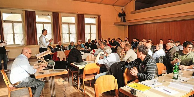 Matteo Aepli (stehend) informiert die Mitglieder der Suisseporcs Ostschweiz über den geplanten Zusammenschluss von Suisag und EGZH. 