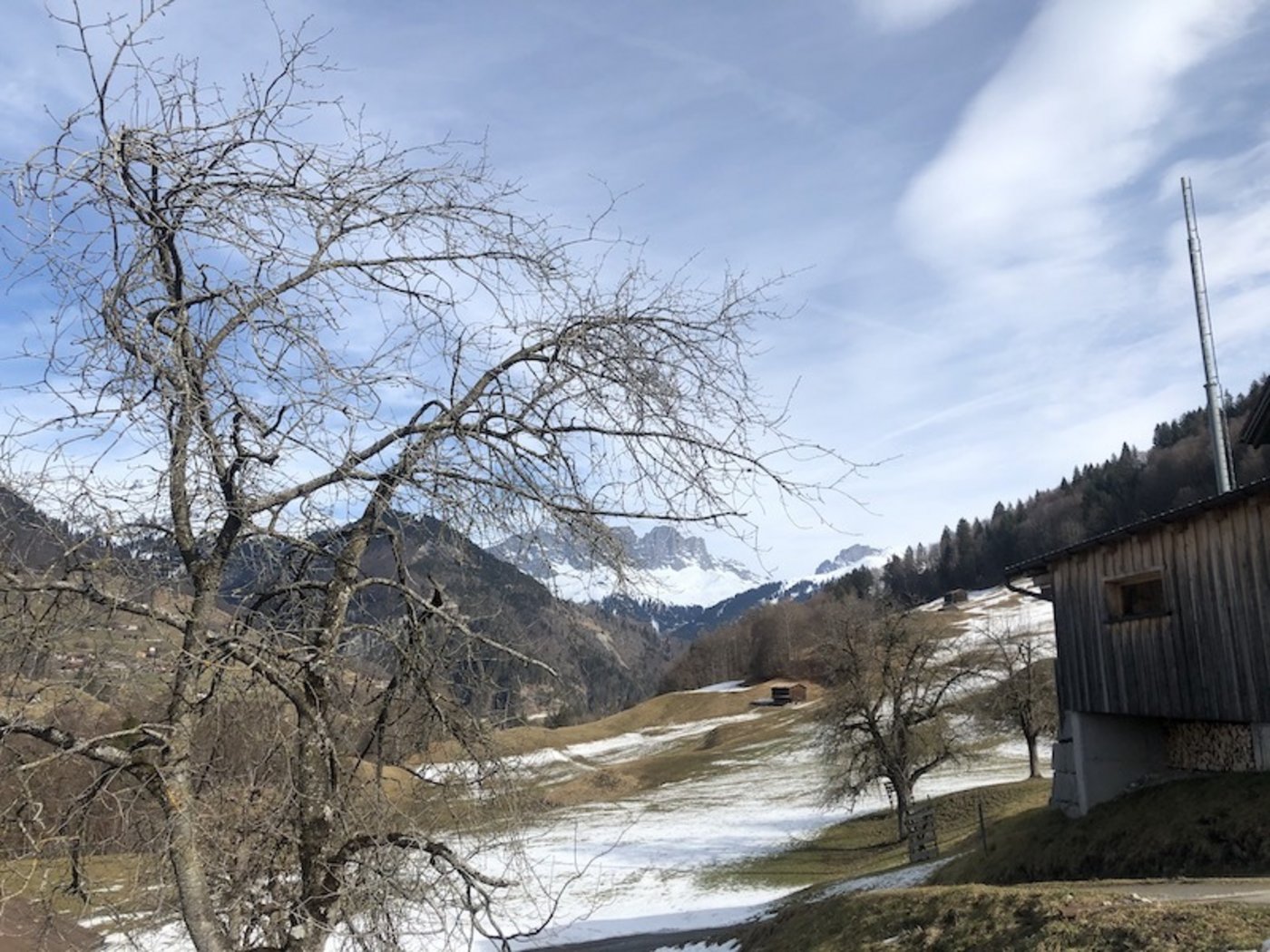 Aussicht aus dem Stubenfenster auf die «Fajauner-Dolomiten» und rechts die Sulzfluh.