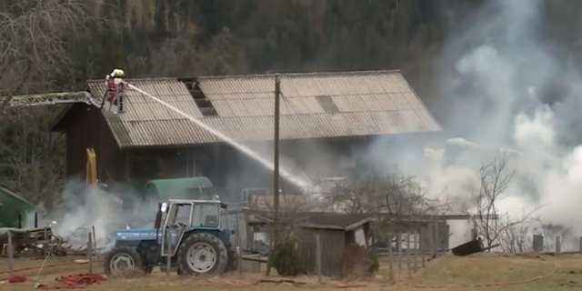 Mittlerweile konnte der Brand gelöscht werden. (Bild Screenshot SRF)