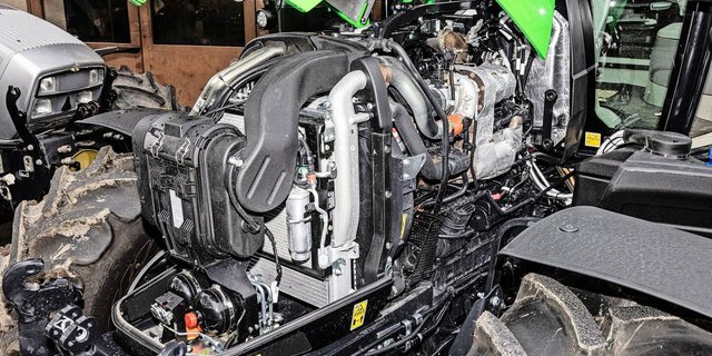 Motoren an heutigen Traktoren sind mit unzähligen Komponenten ausgerüstet, welche mit Sensoren überwacht werden. Die elektronische Motorsteuerung erlaubt einen emissionsarmen Betrieb und eine hohe Leistungsdichte.