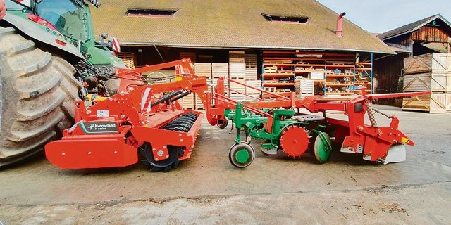 Mit dem umgebauten Halbautomat erledigt Kartoffelproduzent Daniel Erb drei Arbeitsgänge in einem Schritt.(Bild Daniel Erb)