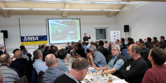Tierarzt Hubert Ressler fesselt die Bauernsleute mit seinen klaren Worten zur Pflege der Klauen. (Bilder Josef Kottmann)