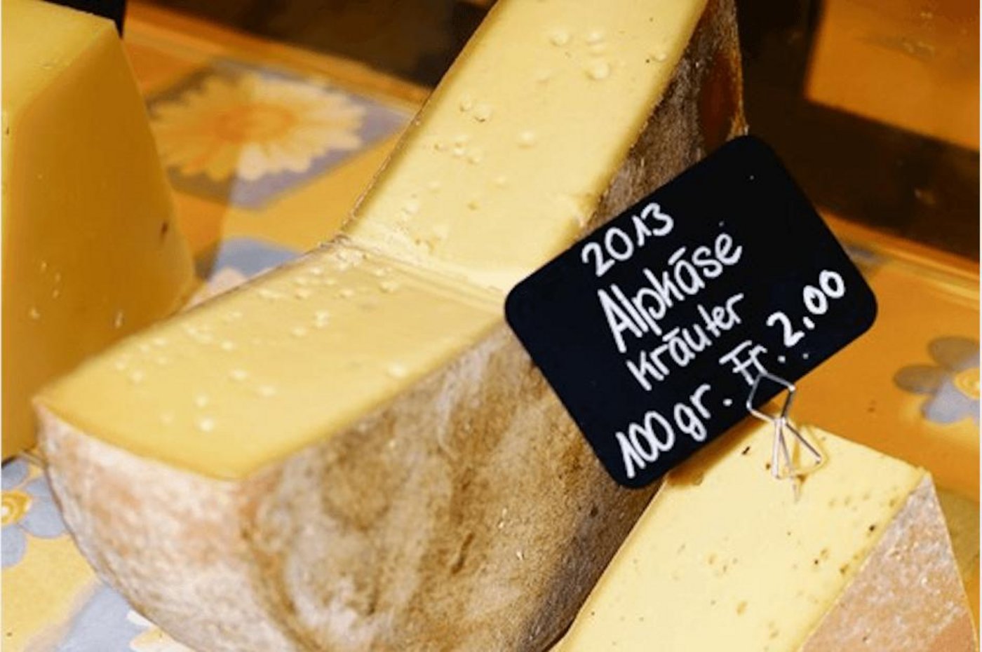 Ein Bild aus früheren Jahren: Die traditionellen Alpkäsemärkte sind wichtig fürs Geschäft, heuer finden sie mit Schutzmassnahmen oder gar nicht statt. (Archivbild BauZ)