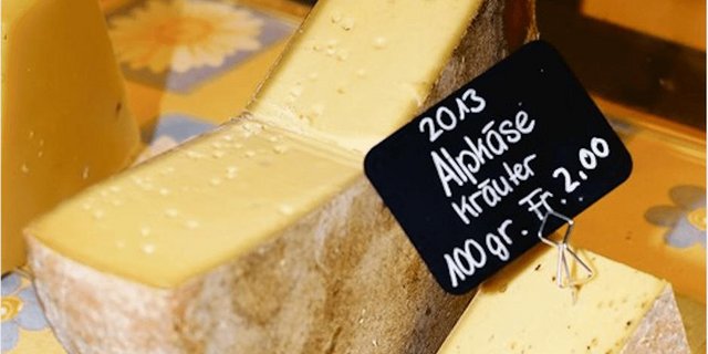 Ein Bild aus früheren Jahren: Die traditionellen Alpkäsemärkte sind wichtig fürs Geschäft, heuer finden sie mit Schutzmassnahmen oder gar nicht statt. (Archivbild BauZ)