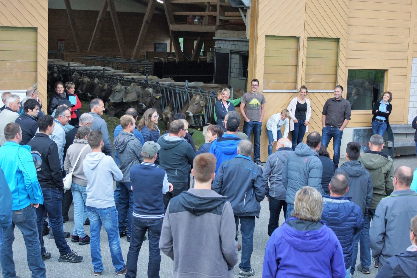 Die Berufskollegen auf dem Hof von Familie Emmenegger in Schüpfheim. (Bild Sandra Steffen-Odermatt)
