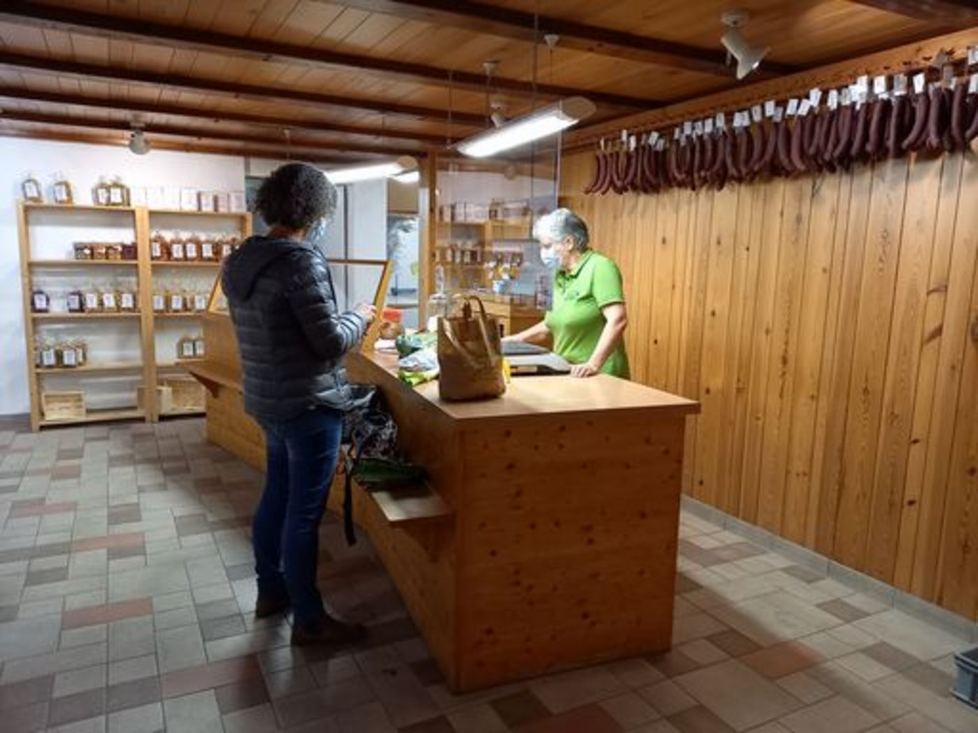 Es findet wieder mehr Kundschaft den Weg in den Burehofmärit von Christine Burren und ihrem Mann. Das Hofladen-Team hat wieder alle Hand voll zu tun. (Bild burehofmaerit.ch)