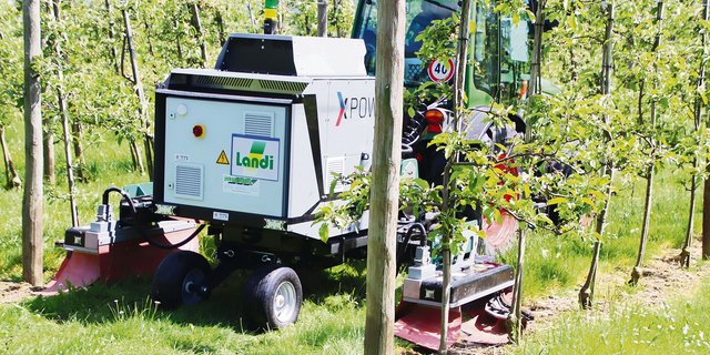 Mit dem X-Power ist die Unkrautbekämpfung zwischen den Baumreihen möglich. Über Elektroden wird Strom in die Grünpflanze eingeleitet, was sie  nach wenigen Minuten zum Absterben bringt. (Bild RoMü)