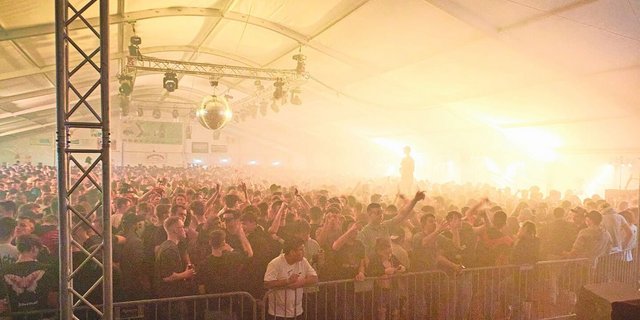 Party für über 3000 Besucher. Bis spät in die Nacht feierten diese im extra aufgestelltem Festzelt am Strickhofball in Lindau.  Zeitweise gab es am Einlass Warteschlangen. Der Ball wird alljährlich von Schülern der landwirtschaftlichen Abschlussklassen auf die Beine gestellt.