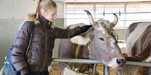 Meret Schneider setzt sich mit Leidenschaft für das Wohl der Tiere ein. Sie arbeitet auch regelmässig auf einem Gnadenhof für alte Nutztiere. (Bild jba)