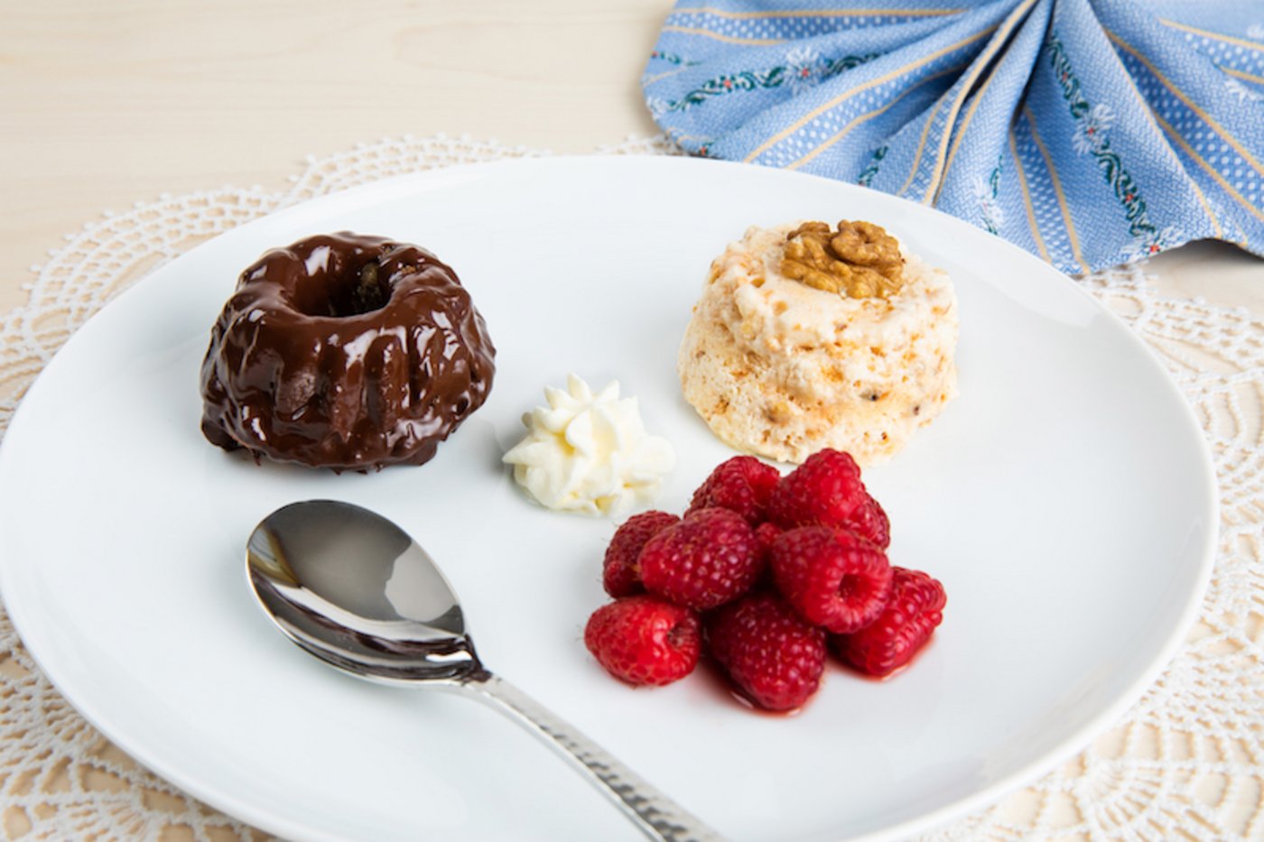 Maroni-Chüechli mit Baumnussparfait und Himbeeren. (Bild Ueli Christoffel/SRF)