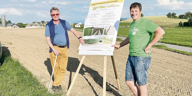 Markus Hochstrasser (links) erklärt Peter Bossert und den Teilnehmern der Flurbegehung, wie Landwirte die Abschwemm- und Driftauflagen auf ihren Parzellen einhalten können. 