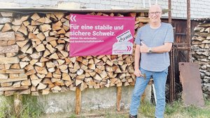 «Für eine stabile un «Für eine stabile und sichere Schweiz»: SBV-Präsident Markus Ritter hat die Fahne soeben an seine Holzbeige genagelt.