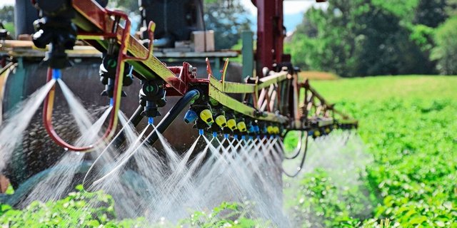 Beim Ausbringen von PSM darf nichts vergessen gehen: Nichtzielorganismen, Anwohnende, die vorgeschriebene Pufferzone.