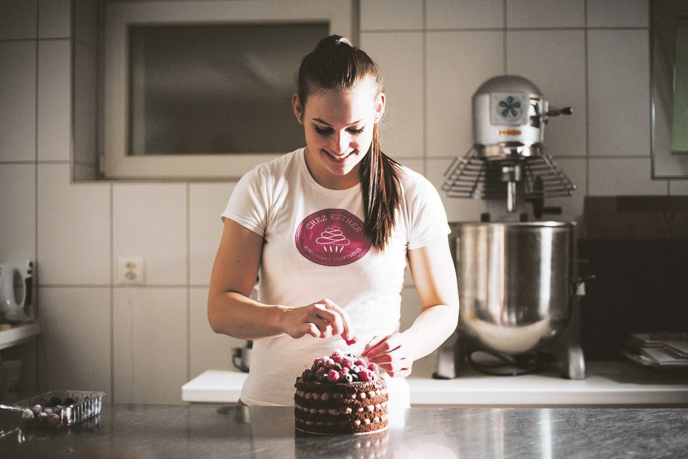 Esther Gurtner weiss, was sie will: Backen. Denn das ist ihre grosse Leidenschaft. Ihre süssen Kreationen haben ihr im vergangenen Jahr den Sieg an einem Wettbewerb gebracht.(Bilder Tanja Kurt, Digitalemassarbeit)