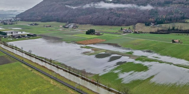 «Land unter» statt weisse Pracht kurz vor Weihnachten. Die heftigen Niederschläge, die auf bereits gesättigte Böden fielen, führten verbreitet zu Überschwemmungen, so wie hier in Toffen nahe bei Bern.