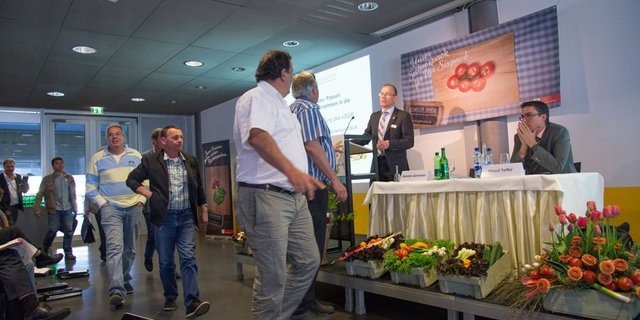 Unmittelbar nach der Verkündung des Abstimmungsresultats verlassen die Genfer Produzenten erbost den Saal. Präsident Hannes Germann (links) und Direktor Pascal Toffel scheinen konsterniert. (Bild David Eppenberger)