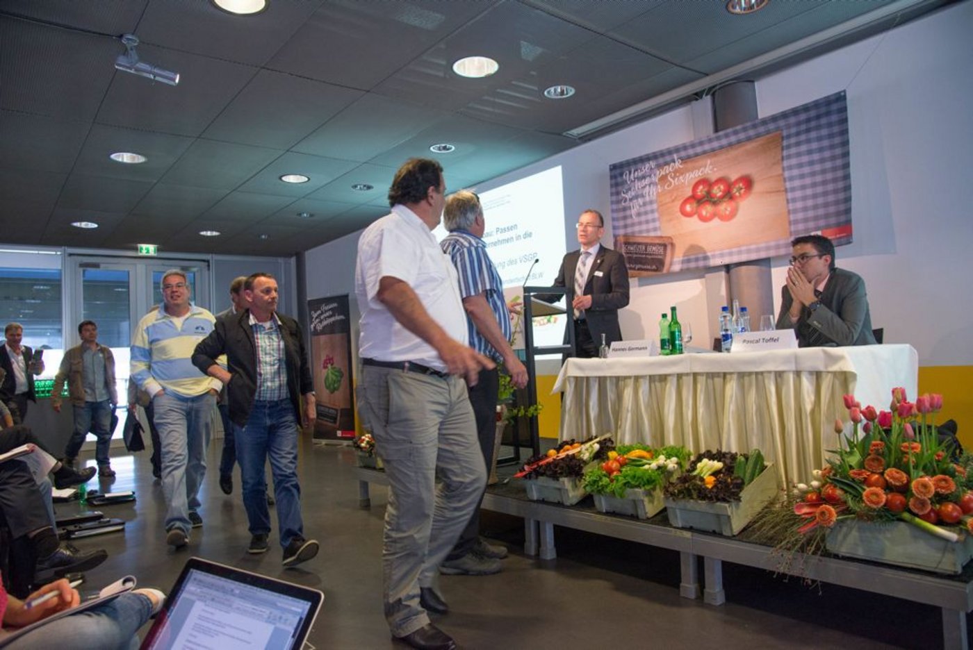 Unmittelbar nach der Verkündung des Abstimmungsresultats verlassen die Genfer Produzenten erbost den Saal. Präsident Hannes Germann (links) und Direktor Pascal Toffel scheinen konsterniert. (Bild David Eppenberger)