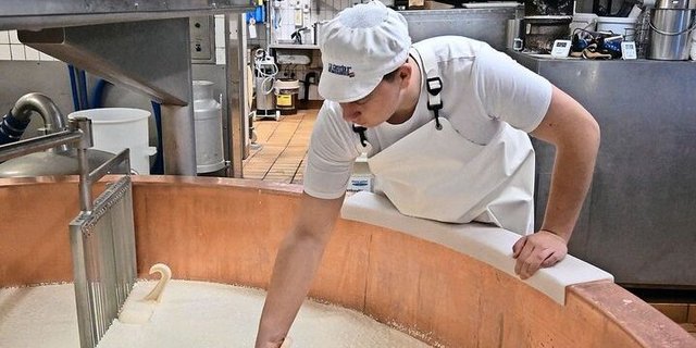 Cyril Grossrieder bei der Arbeit. Er möchte später für seinen Käse wie auch sein Lehrbetrieb Medaillen gewinnen. 