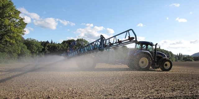 Mit den beiden Initiativen könnte der Pflanzenschutz noch stärker unter Druck kommen. (Bild Jérémie Suchet/landwirtschaft.ch) 