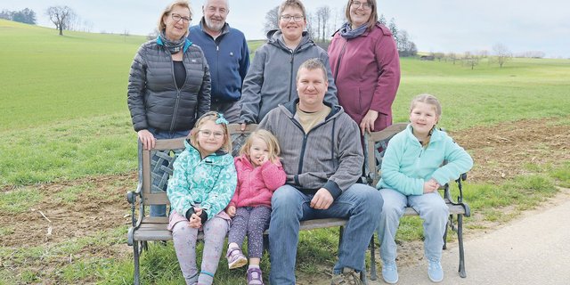 Drei Generationen der Buri-Familie: (v. l. hinten) Grosseltern Silvia und Paul Buri-Hellinger, Elias, Mutter Amanda; (vorne) Julia, Sina, Vater Daniel und Anna Buri.(Bild Benildis Bentolila)