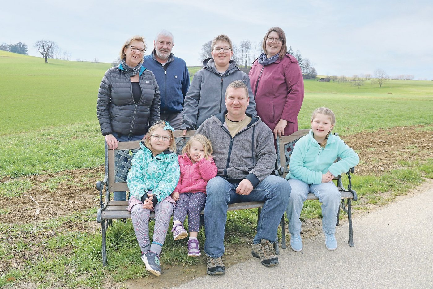 Drei Generationen der Buri-Familie: (v. l. hinten) Grosseltern Silvia und Paul Buri-Hellinger, Elias, Mutter Amanda; (vorne) Julia, Sina, Vater Daniel und Anna Buri.(Bild Benildis Bentolila)